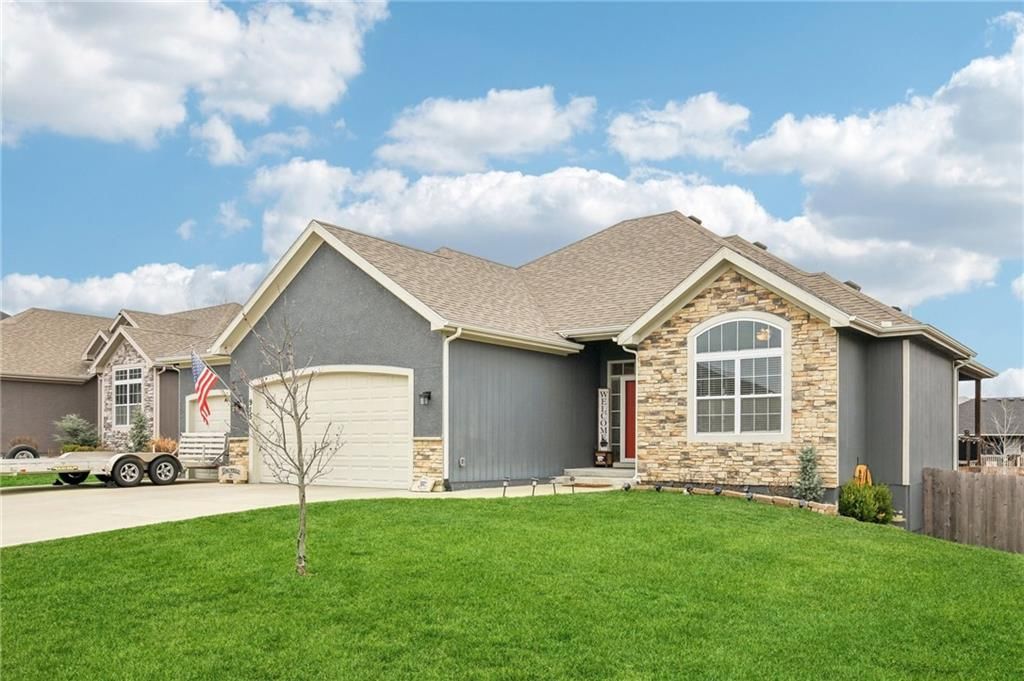 915 N Oak Terrace, Tonganoxie, KS 66086