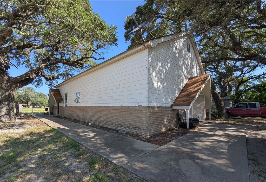 1060 S Whitney St, Aransas Pass, TX 78336 — exterior