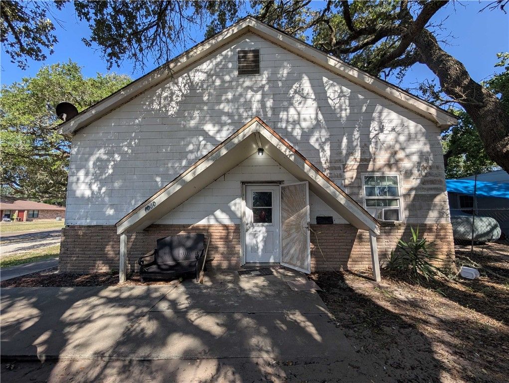 1060 S Whitney St, Aransas Pass, TX 78336 — photo 2