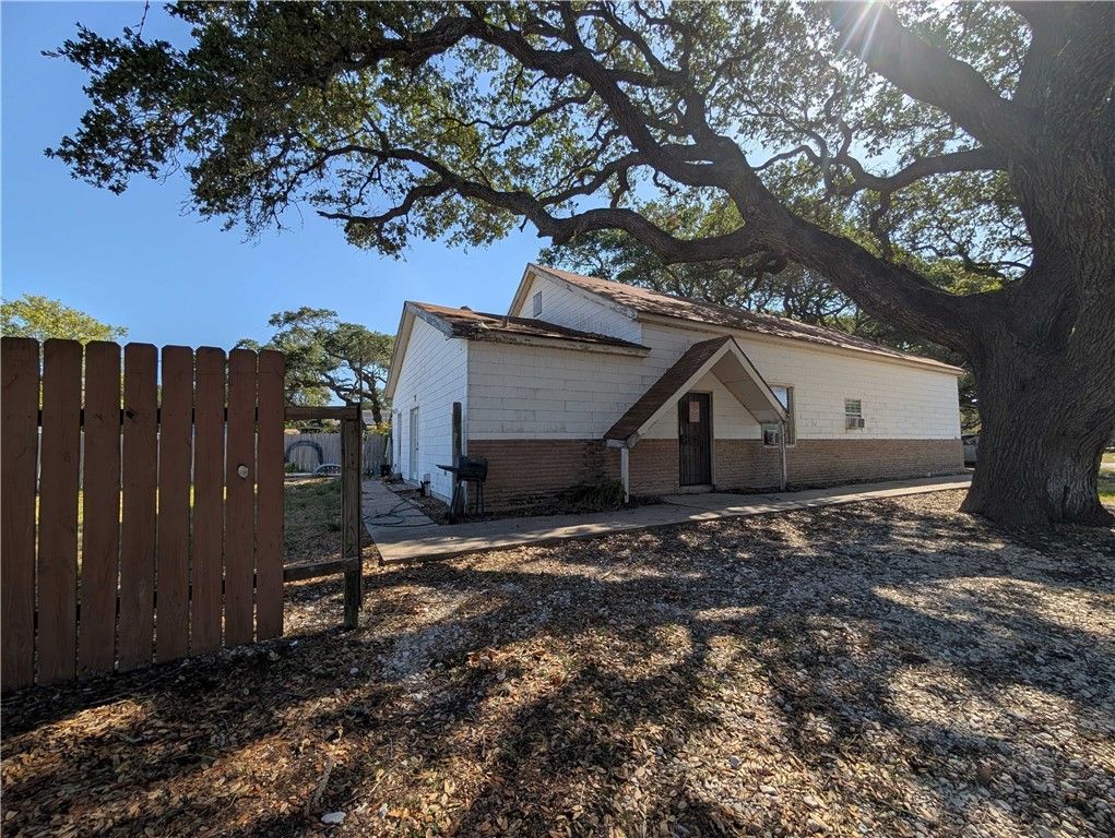1060 S Whitney St, Aransas Pass, TX 78336 — photo 3