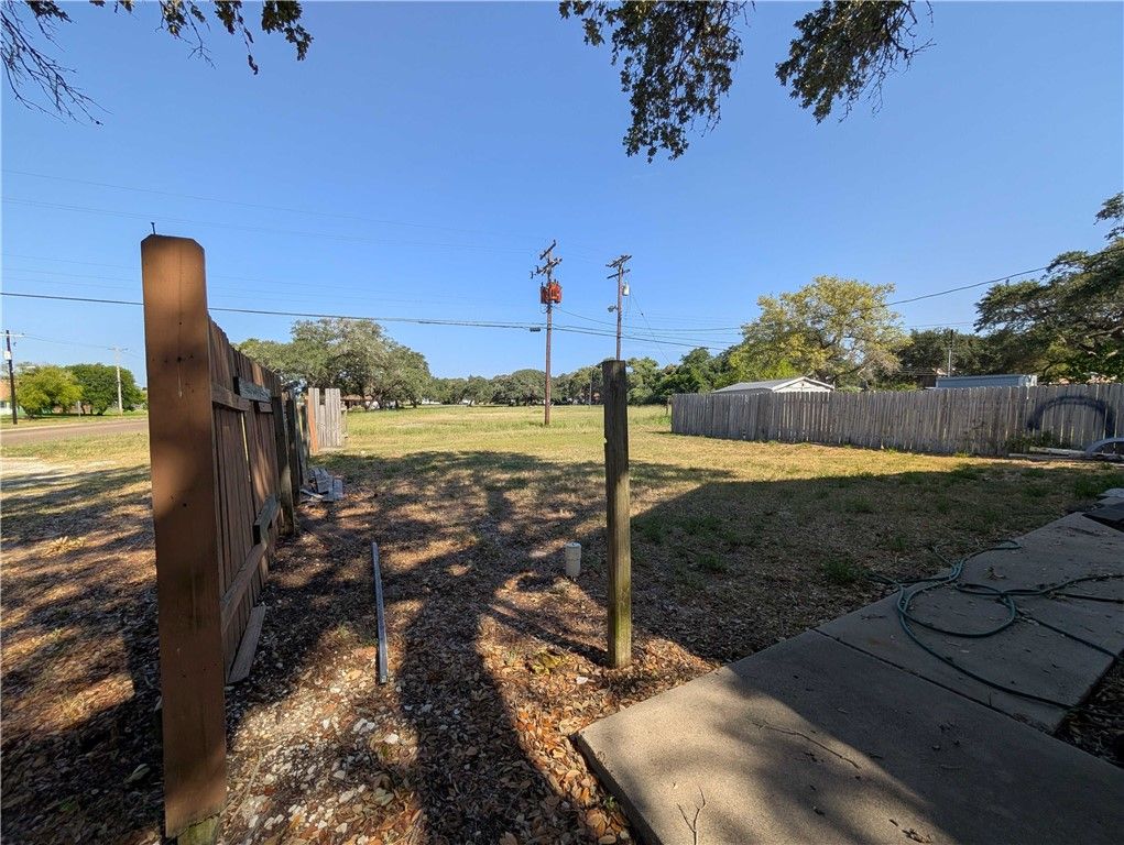 1060 S Whitney St, Aransas Pass, TX 78336 — photo 4