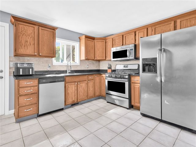 37 Oxford Avenue, Warwick, RI 02889