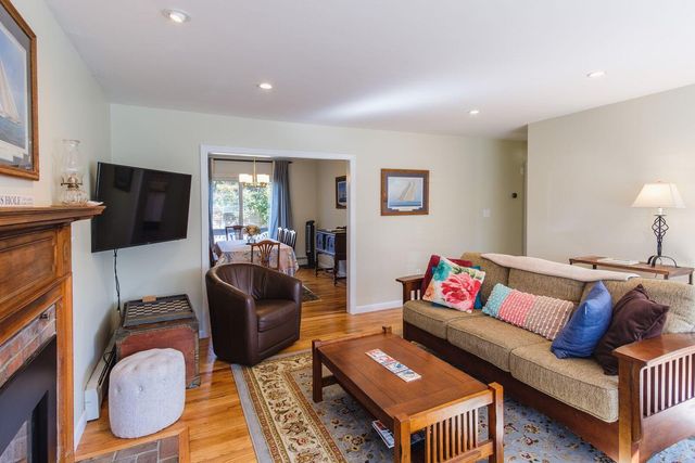 2 Huettner Road, Woods Hole, MA 02543