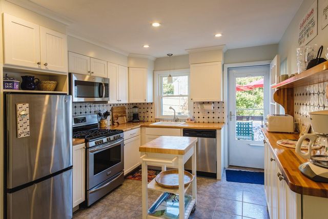 2 Huettner Road, Woods Hole, MA 02543