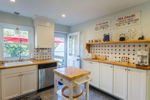 2 Huettner Road, Woods Hole, MA 02543