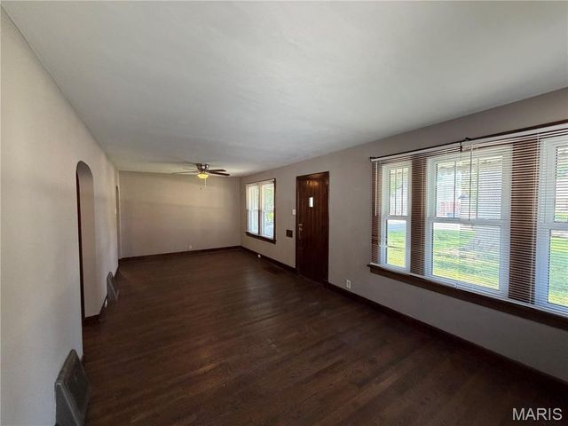 8733 Mavis Place, St John, MO 63114