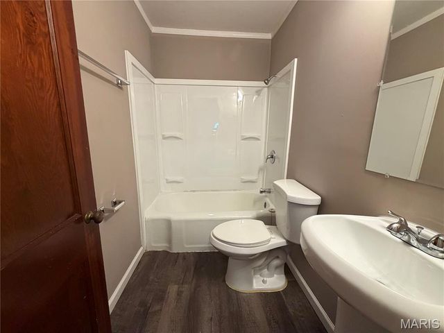 8733 Mavis Place, St John, MO 63114