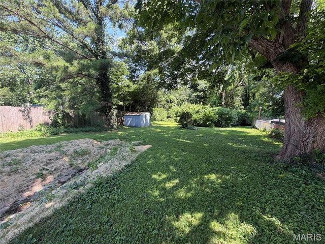 8733 Mavis Place, St John, MO 63114