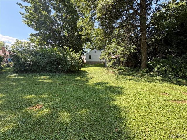 8733 Mavis Place, St John, MO 63114