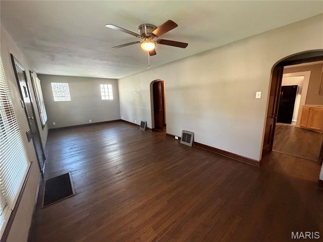 8733 Mavis Place, St John, MO 63114