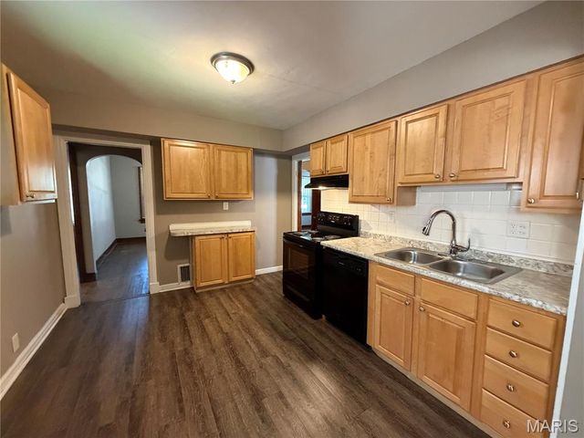 8733 Mavis Place, St John, MO 63114