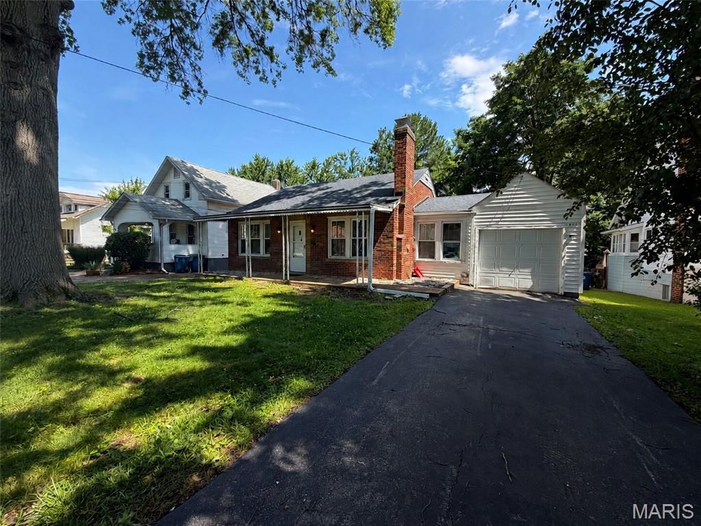 8733 Mavis Place, St John, MO 63114