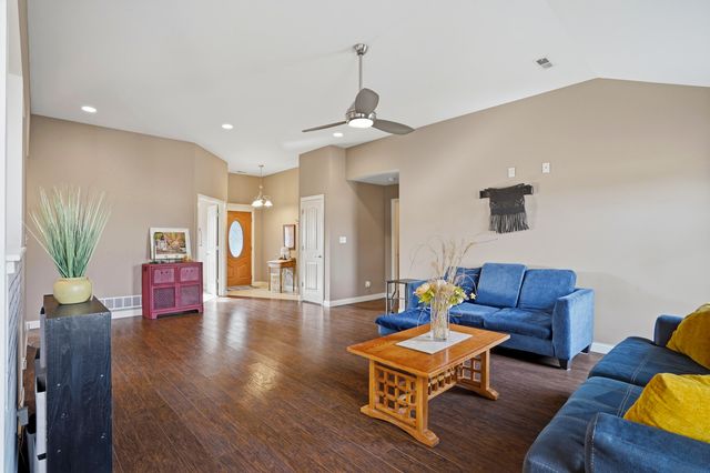 805 CHRIS COURT CT, Centralia, MO 65240