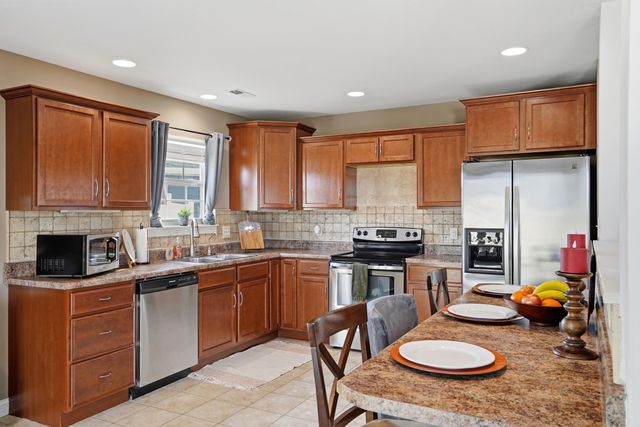 805 CHRIS COURT CT, Centralia, MO 65240