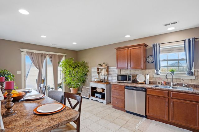 805 CHRIS COURT CT, Centralia, MO 65240