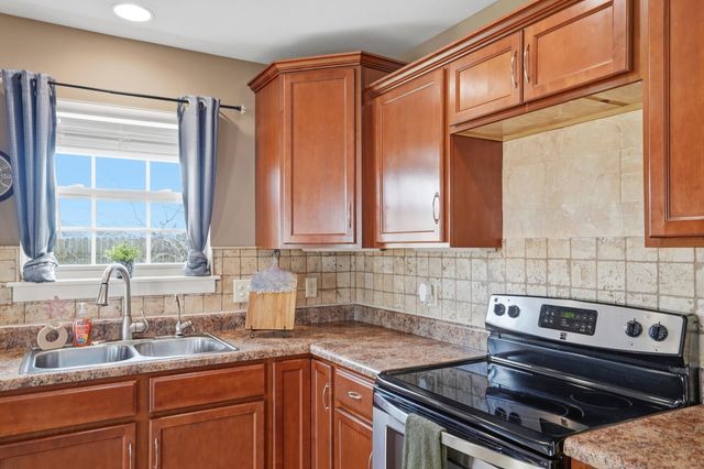 805 CHRIS COURT CT, Centralia, MO 65240