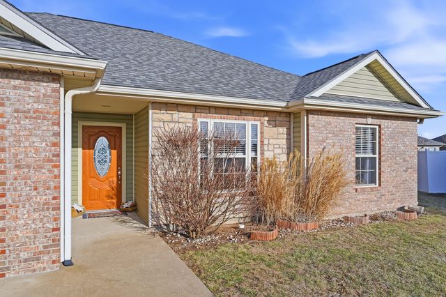 805 CHRIS COURT CT, Centralia, MO 65240