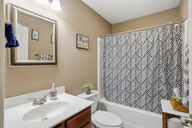 805 CHRIS COURT CT, Centralia, MO 65240