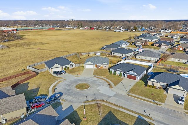 805 CHRIS COURT CT, Centralia, MO 65240