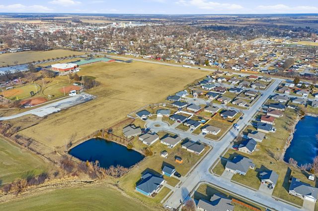 805 CHRIS COURT CT, Centralia, MO 65240