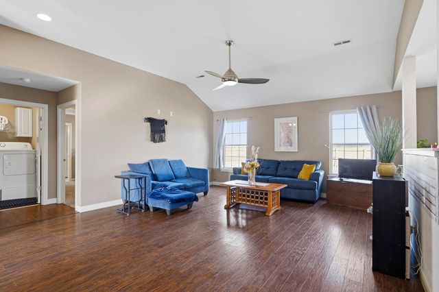 805 CHRIS COURT CT, Centralia, MO 65240