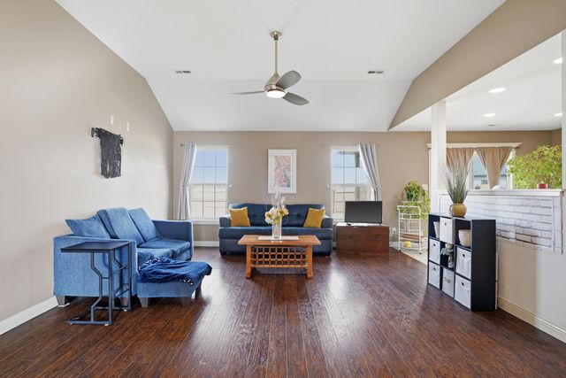 805 CHRIS COURT CT, Centralia, MO 65240