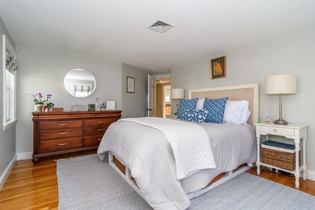 11 Bunker Ln, Newton, MA 02465