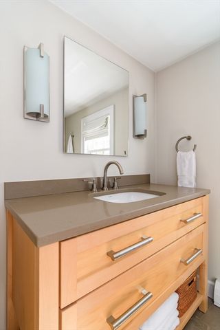 11 Bunker Ln, Newton, MA 02465