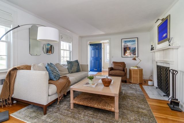 11 Bunker Ln, Newton, MA 02465