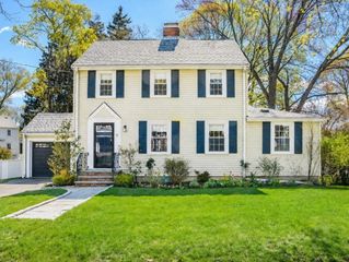 11 Bunker Ln, Newton, MA 02465