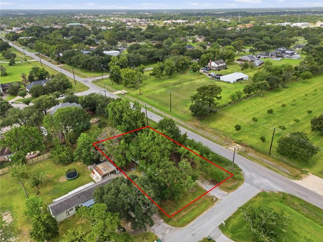 6102 Silver Drive, Pearland, TX 77581