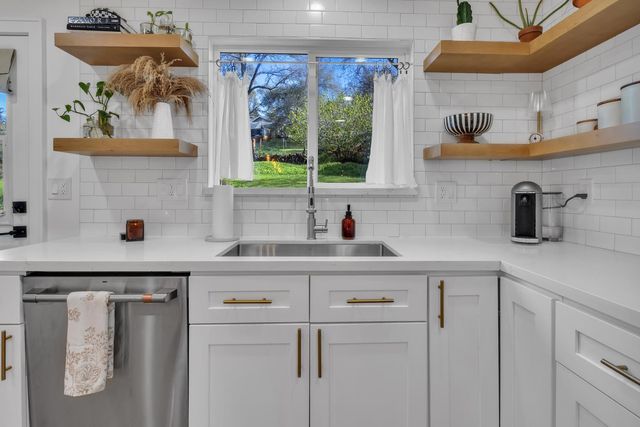 4891 Creekside Dr, Shingle Springs, CA 95682