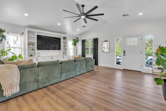 4891 Creekside Dr, Shingle Springs, CA 95682