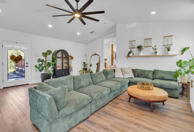 4891 Creekside Dr, Shingle Springs, CA 95682