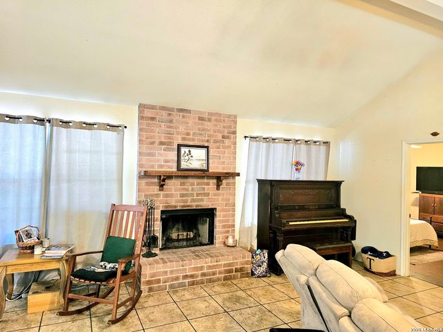 214 CHERRY RDG, Floresville, TX 78114