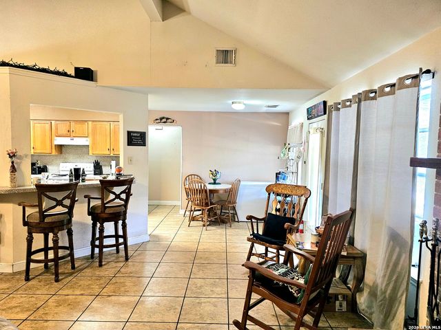 214 CHERRY RDG, Floresville, TX 78114
