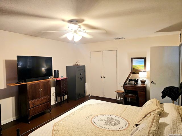 214 CHERRY RDG, Floresville, TX 78114