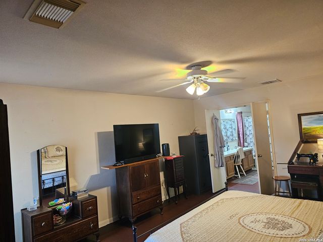 214 CHERRY RDG, Floresville, TX 78114