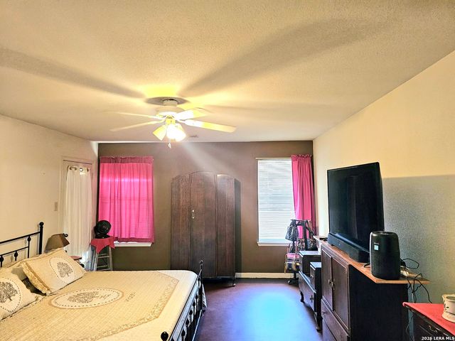 214 CHERRY RDG, Floresville, TX 78114