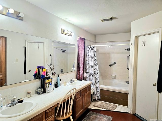 214 CHERRY RDG, Floresville, TX 78114