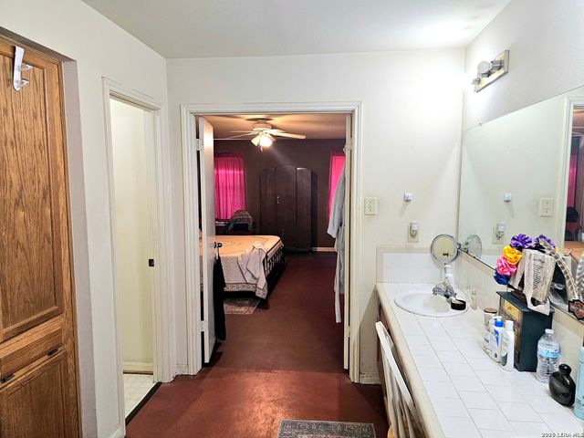 214 CHERRY RDG, Floresville, TX 78114