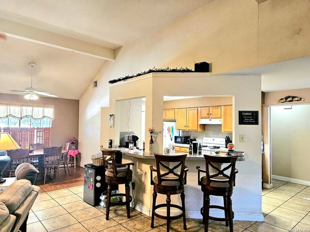 214 CHERRY RDG, Floresville, TX 78114