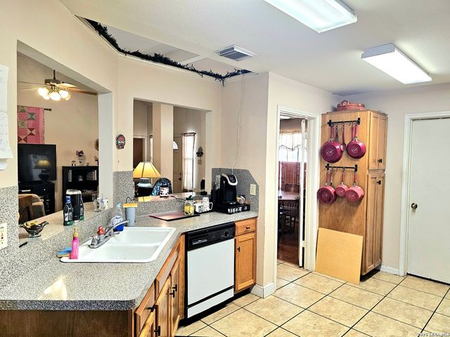 214 CHERRY RDG, Floresville, TX 78114