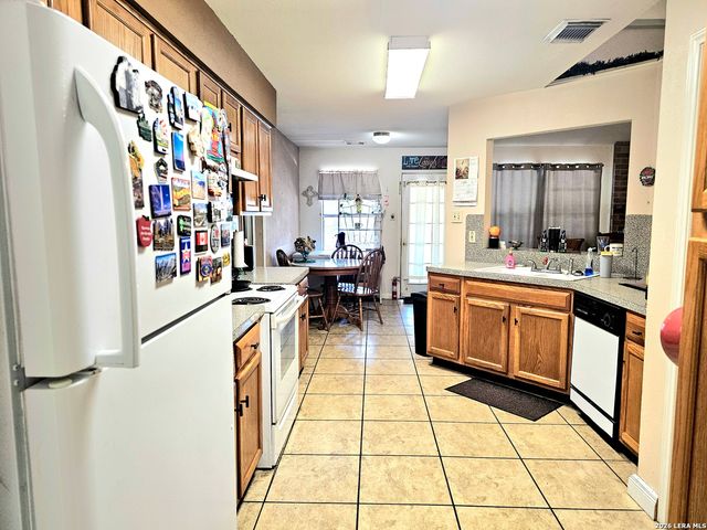 214 CHERRY RDG, Floresville, TX 78114