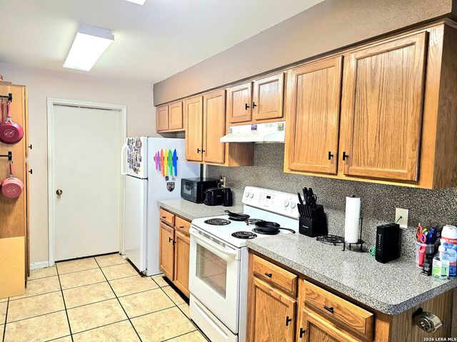 214 CHERRY RDG, Floresville, TX 78114