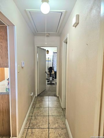 214 CHERRY RDG, Floresville, TX 78114