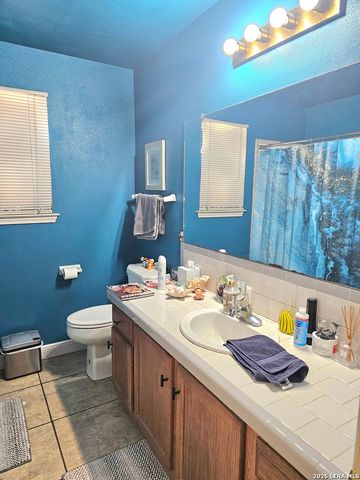 214 CHERRY RDG, Floresville, TX 78114