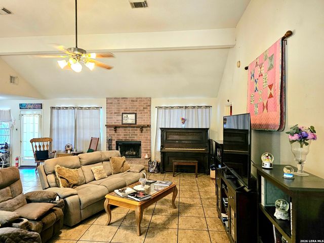 214 CHERRY RDG, Floresville, TX 78114