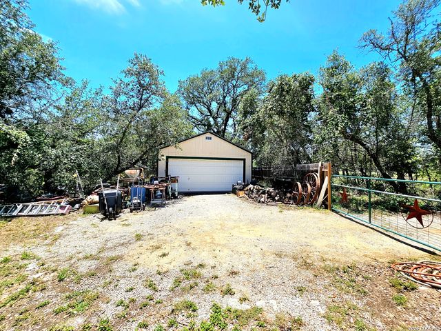 214 CHERRY RDG, Floresville, TX 78114