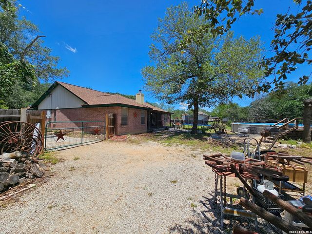 214 CHERRY RDG, Floresville, TX 78114